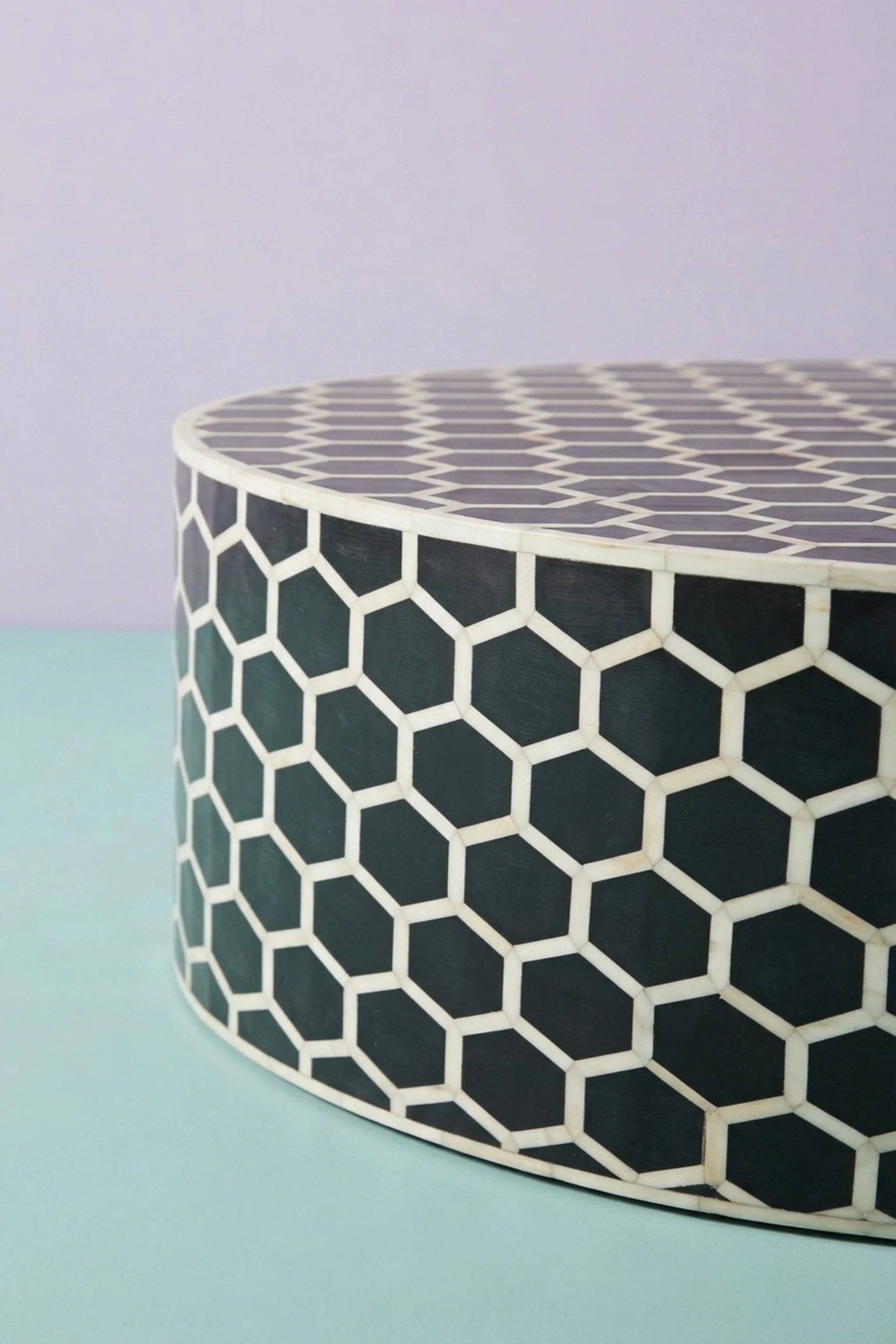 bone-inlaid-round-coffee-table-honeycomb-black-bone-inlay-centre-table-black-furniture-bone-inlay-furniture-center-table-coffee-table-02.webp