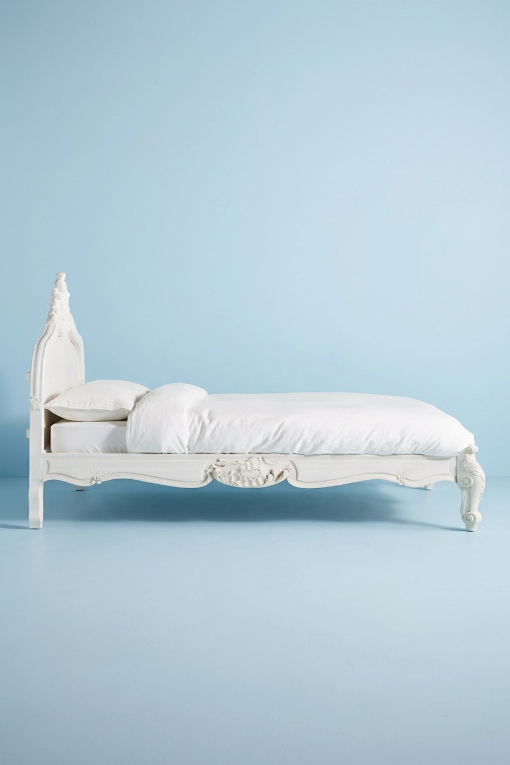 foliate-menara-bed-ivory-hand-carved-bed-wooden-carved-bed-frame-bedroom-furniture-beds-carved-furniture-carving-furniture-hand-carved-furniture-ivory-furniture-03.webp