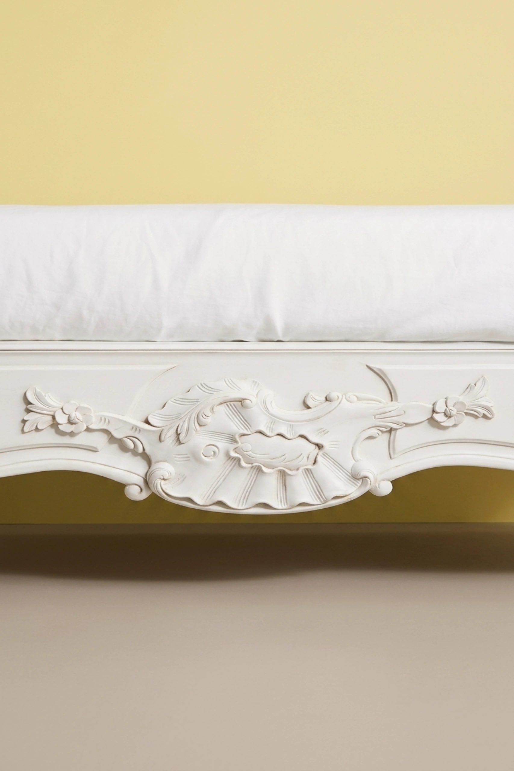 foliate-menara-bed-ivory-hand-carved-bed-wooden-carved-bed-frame-bedroom-furniture-beds-carved-furniture-carving-furniture-hand-carved-furniture-ivory-furniture-04.webp