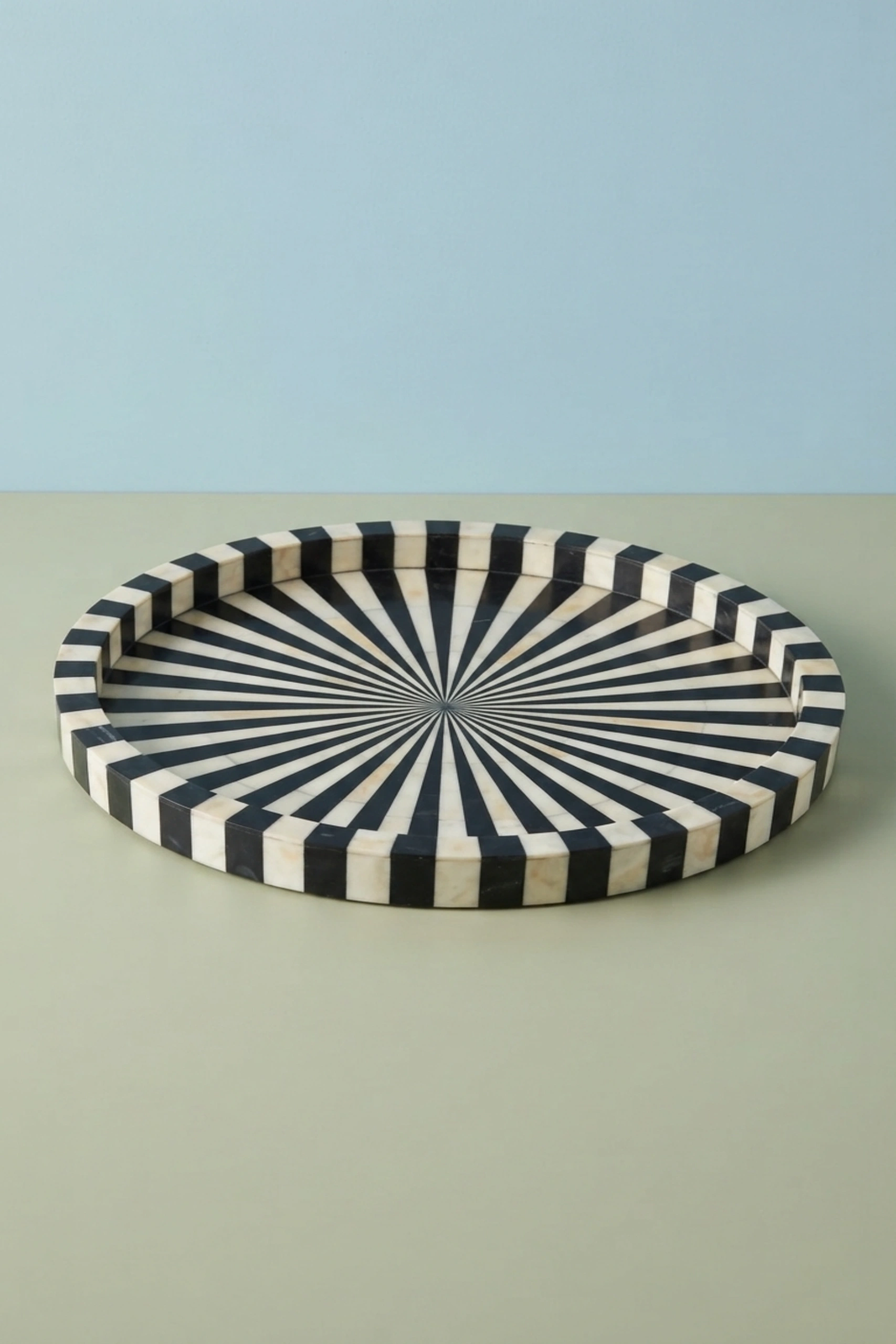 zelda-stripe-bone-inlay-tray-round-black-black-furniture-bone-inlay-furniture-decorative-tray-handmade-bone-inlay-striped-design-stripe-pattern-02.webp