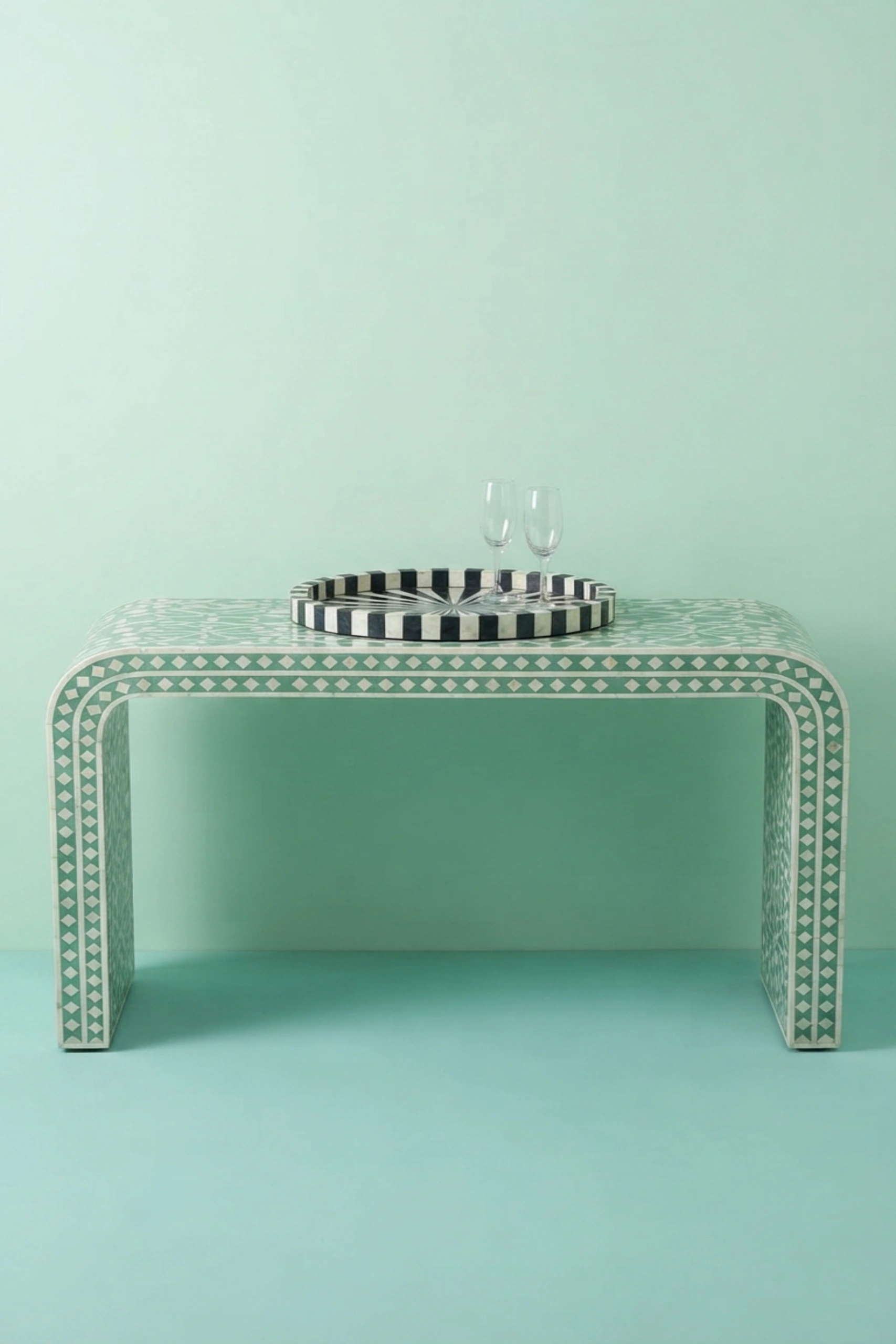 zelda-stripe-bone-inlay-tray-round-black-black-furniture-bone-inlay-furniture-decorative-tray-handmade-bone-inlay-striped-design-stripe-pattern-03.webp