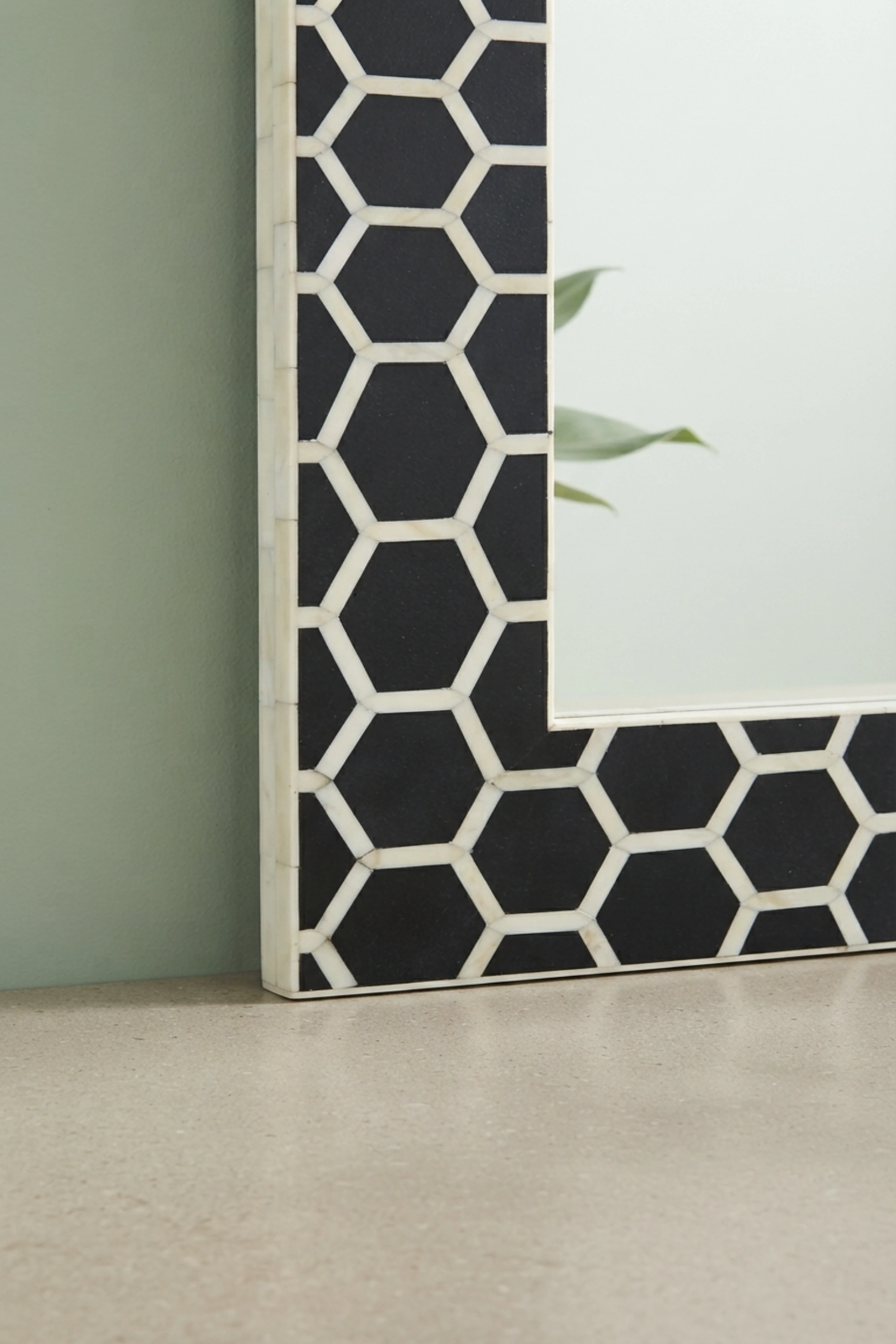 honeycomb-bone-inlay-floor-mirror-black-black-furniture-bone-inlay-furniture-decorative-mirror-handmade-bone-inlay-wall-mirror-02.webp