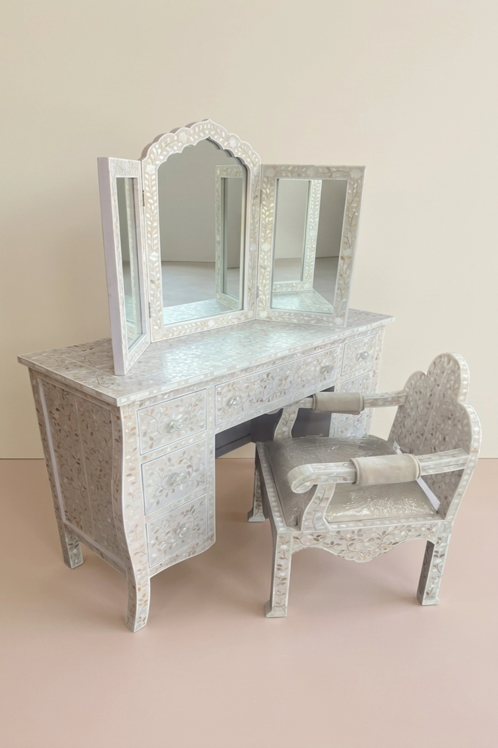 mop-inlay-floral-vanity-set-lavender-secret-mother-of-pearl-inlay-cabinet-chest-of-drawers-floral-design-floral-pattern-flower-02.webp