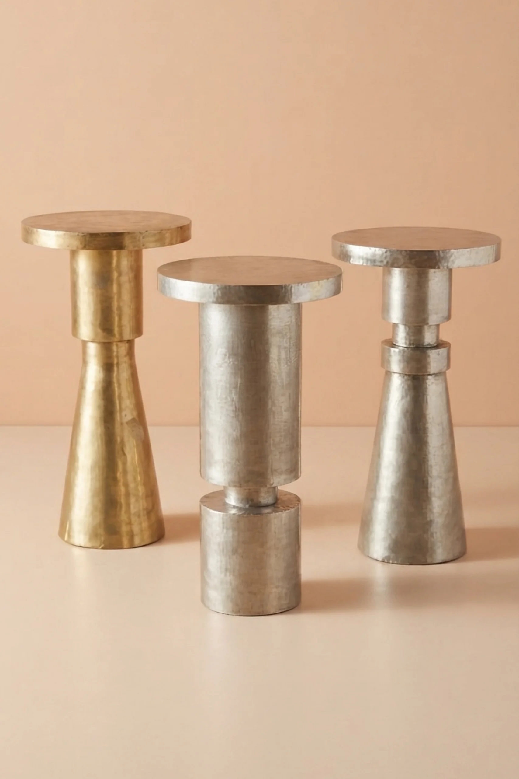 embossed-metal-side-table-stand-furniture-table-metal-furniture-white-metal-furniture-02.webp