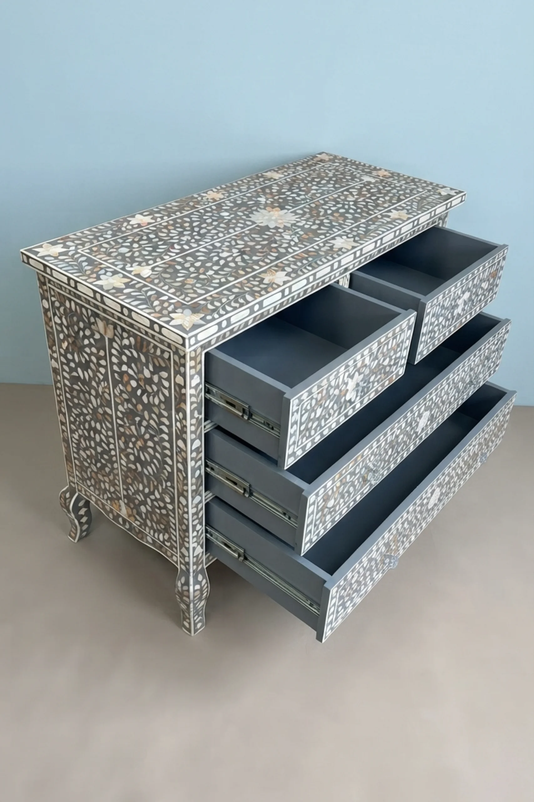 grace-mother-of-pearl-inlay-4-drawer-dresser-grey-bedroom-storage-dresser-grey-furniture-mop-inlay-furniture-mother-of-pearl-inlay-03.webp