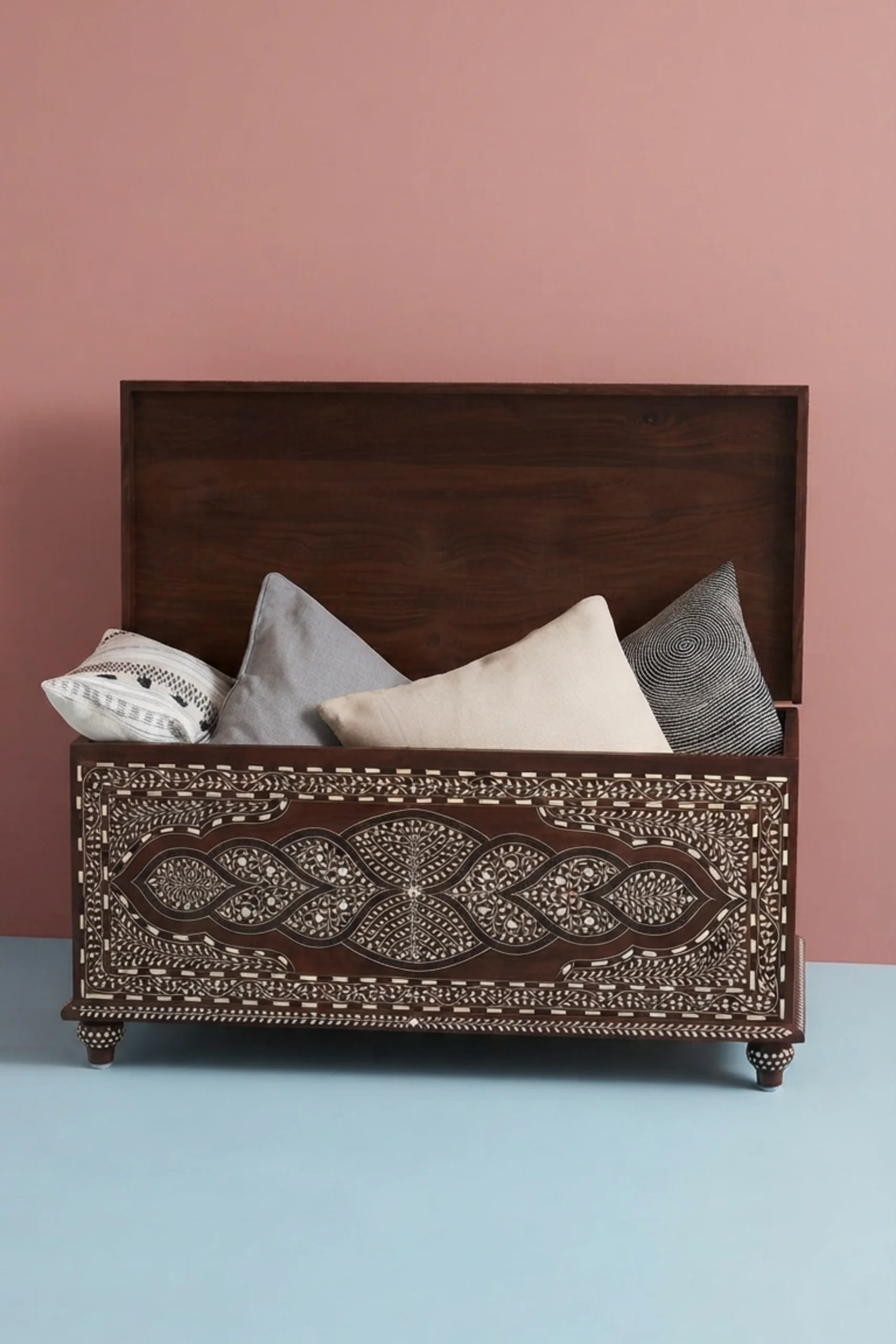 moshi-teakwood-bone-inlaid-trunk-walnut-bone-inlay-furniture-handmade-bone-inlay-02.webp