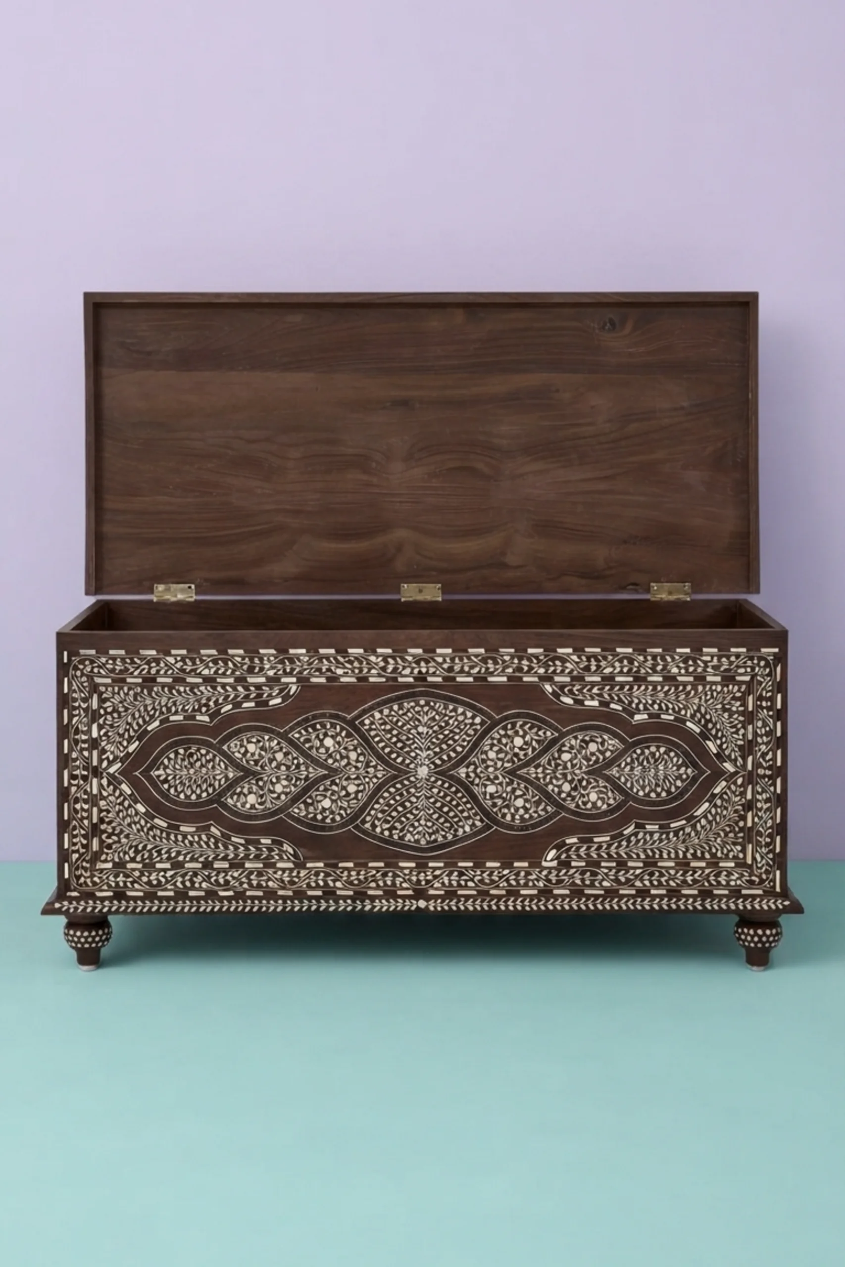 moshi-teakwood-bone-inlaid-trunk-walnut-bone-inlay-furniture-handmade-bone-inlay-04.webp