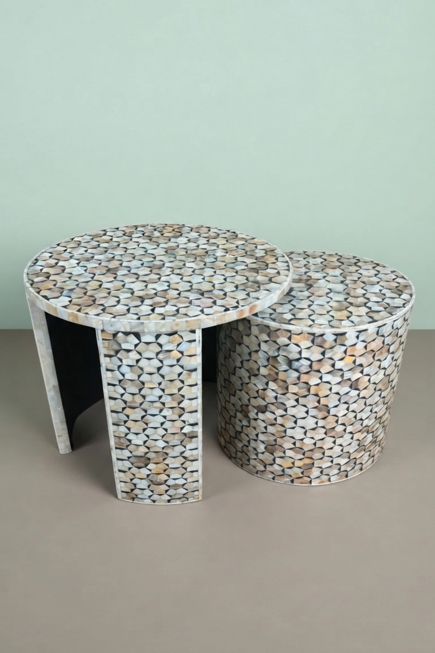 targua-mop-inlay-nesting-table-set-black-black-furniture-furniture-table-mop-inlay-furniture-mother-of-pearl-inlay-02.webp