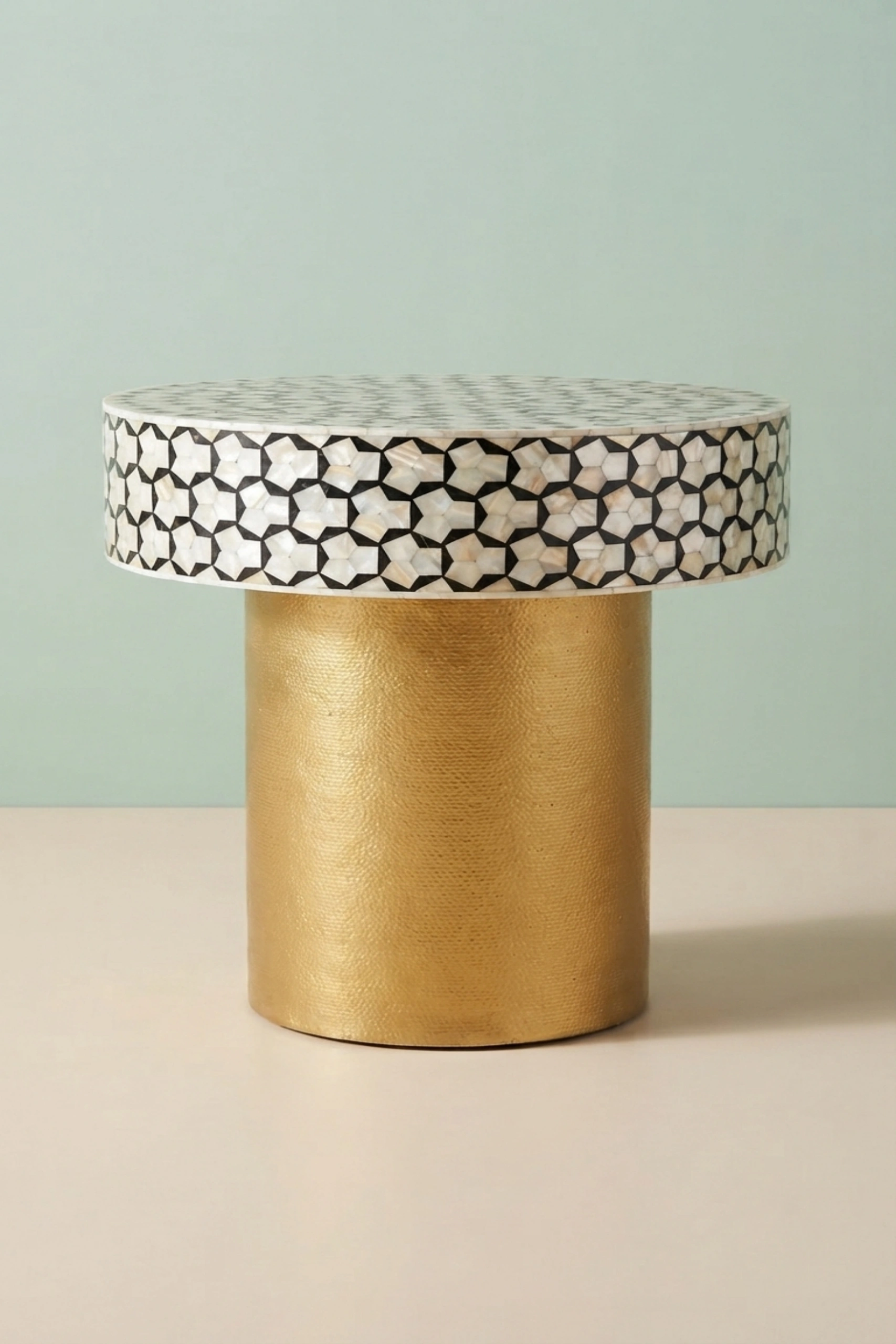 targua-mother-of-pearl-inlay-side-table-brass-black-black-furniture-brass-furniture-furniture-table-metal-furniture-mop-inlay-furniture-mother-of-pearl-inl-02.webp
